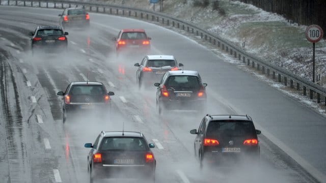 Glättegefahr: Wenn Regen auf gefrorene Böden fällt, kann es für Autofahrer gefährlich werden. Glättegefahr: Wenn Regen auf gefrorene Böden fällt, kann es für Autofahrer gefährlich werden.