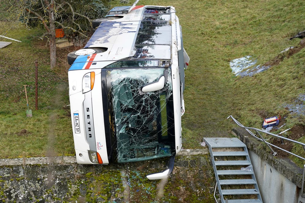 Berka vor dem Hainich: Der verunglückte Schulbus liegt auf der Seite.