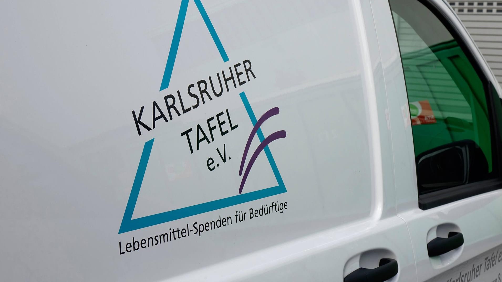 Auto der Karlsruher Tafel: Die Karlsruher Tafeln verteilen Essen an Bedürftige.