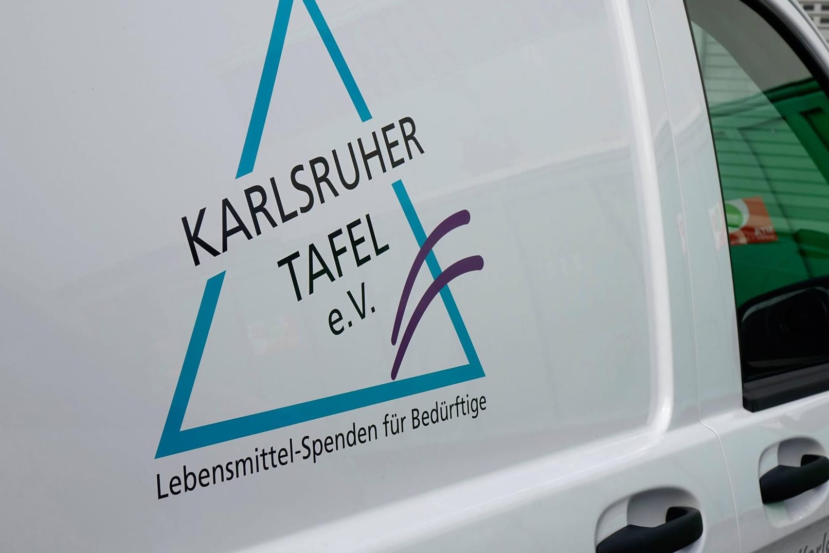 Auto der Karlsruher Tafel: Die Karlsruher Tafeln verteilen Essen an Bedürftige.