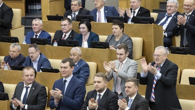 Applaus für die Verfassungsänderungen: Russische Abgeordnete in der Staatsduma. Applaus für die Verfassungsänderungen: Russische Abgeordnete in der Staatsduma.