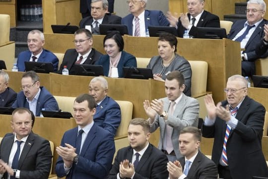 Applaus für die Verfassungsänderungen: Russische Abgeordnete in der Staatsduma.