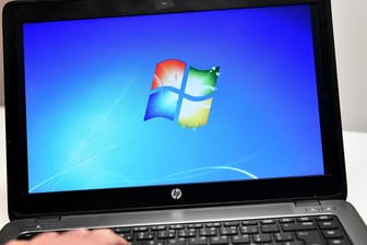 Ein Rechner mit Windows 7: Das aktuelle Update für das Betriebssystem kann zu einem schwarzen Hintergrundbildschirm führen.