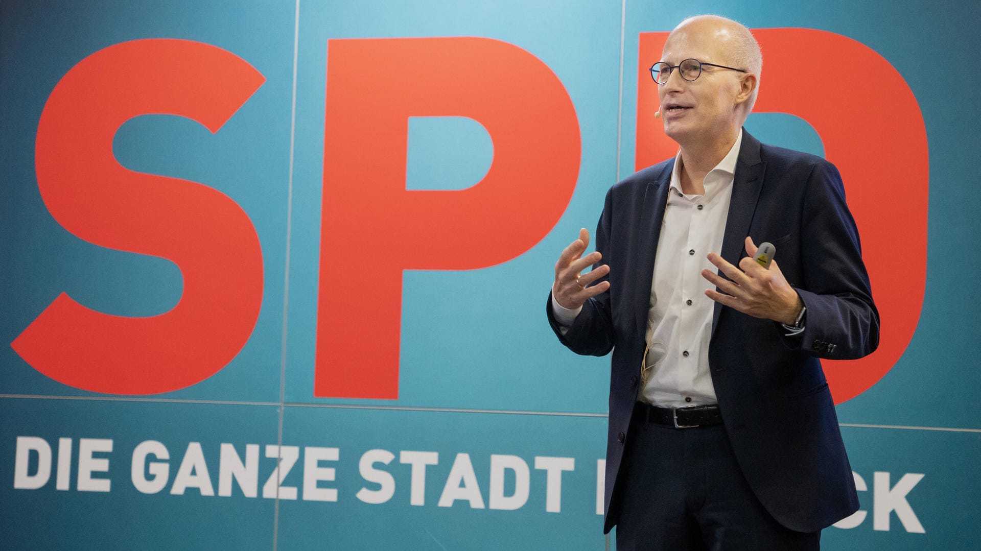 Peter Tschentscher (SPD) bei der Arbeiterwohlfahrt AWO in Hamburg: Hamburgs erster Bürgermeister hält eine Weiterführung der Koaliton mit den Grünen für sehr wahrscheinlich. Peter Tschentscher (SPD) bei der Arbeiterwohlfahrt AWO in Hamburg: Hamburgs erster Bürgermeister hält eine Weiterführung der Koaliton mit den Grünen für sehr wahrscheinlich.