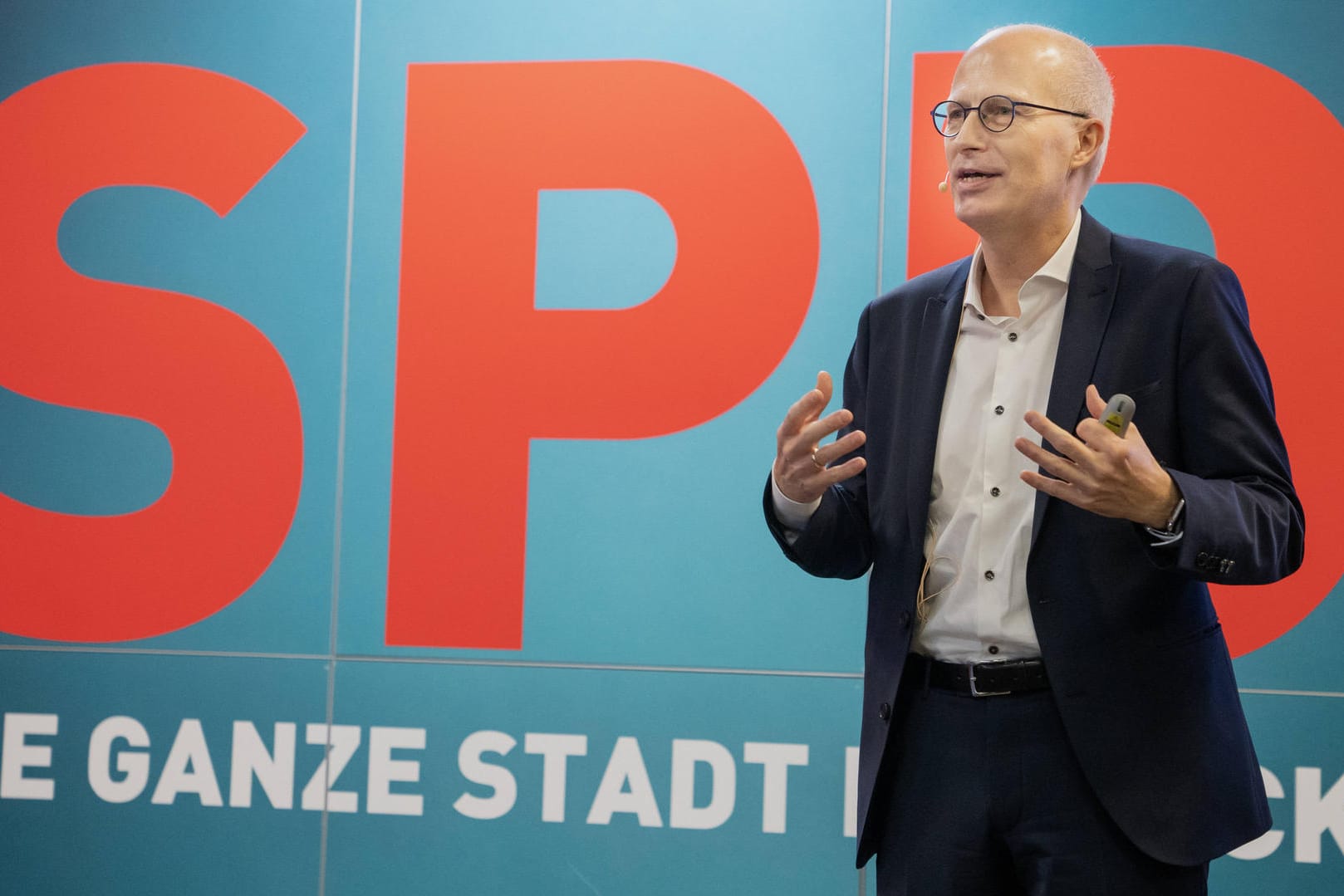 Peter Tschentscher (SPD) bei der Arbeiterwohlfahrt AWO in Hamburg: Hamburgs erster Bürgermeister hält eine Weiterführung der Koaliton mit den Grünen für sehr wahrscheinlich.