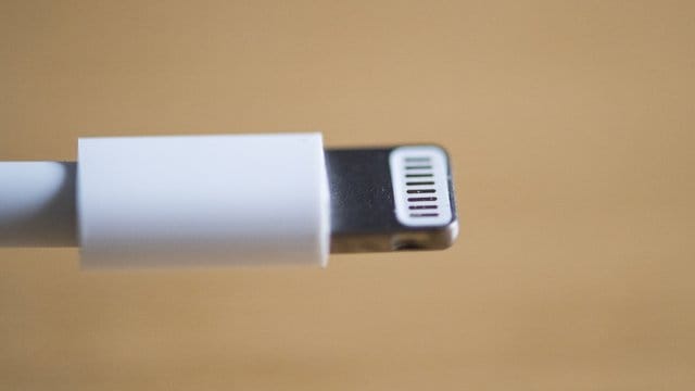 Ladekabel eines iPhones: Das Europaparlament will, dass Hersteller einheitliche Ladesysteme für Handys, Tablets, E-Book-Reader und andere ähnliche Geräte anbieten.