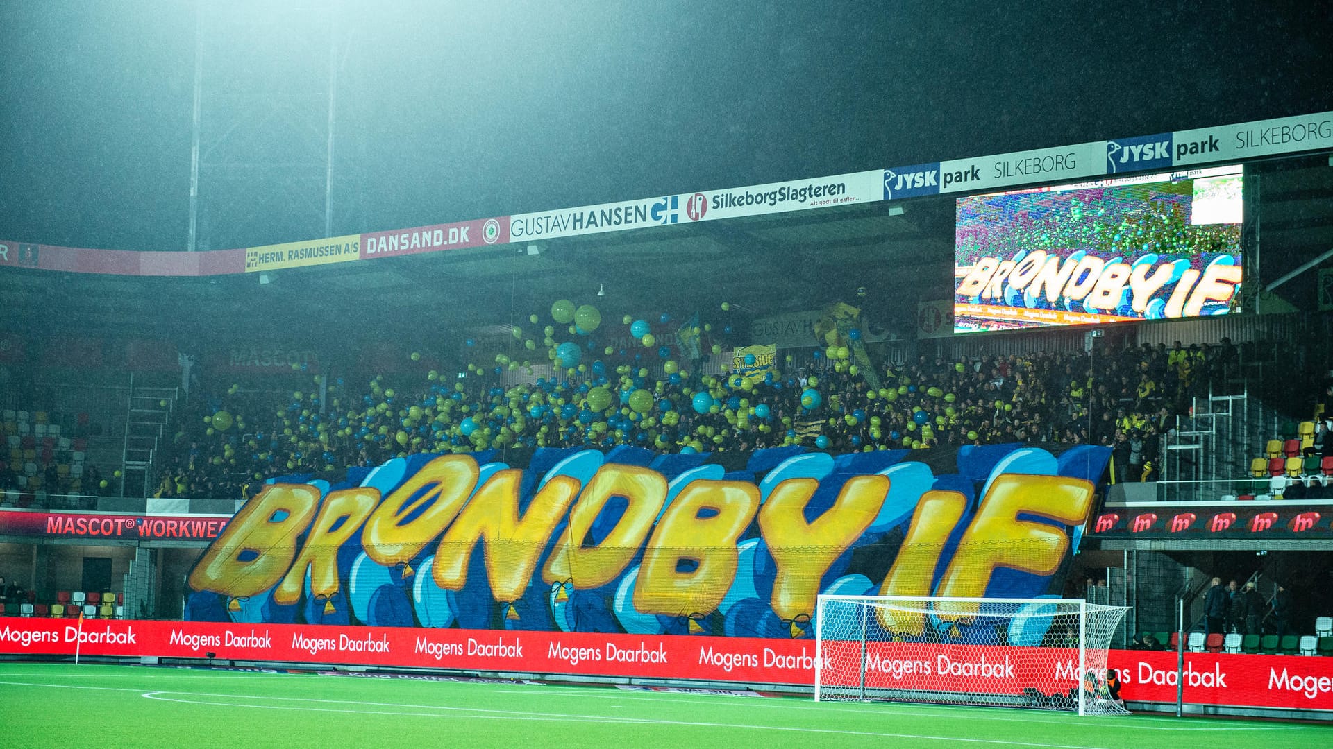 Fans des dänischen Erstligisten Bröndby IF wehren sich gegen den Einstieg des Konzerns Red Bull in ihren Verein.