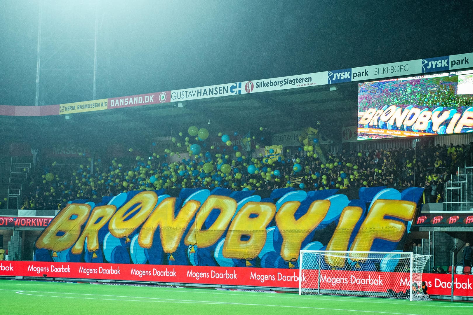 Fans des dänischen Erstligisten Bröndby IF wehren sich gegen den Einstieg des Konzerns Red Bull in ihren Verein.