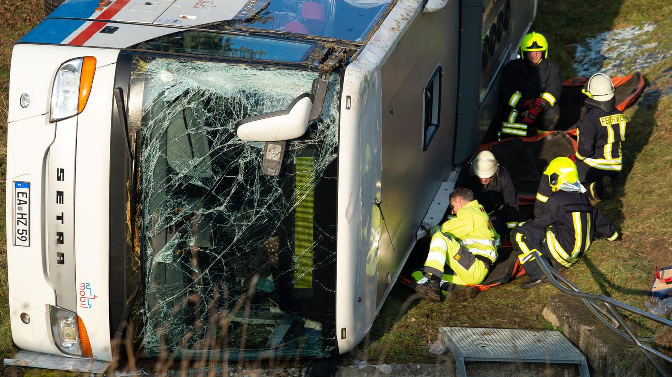 Der Unglücksbus: In Berka vor dem Hainich in Thüringen bergen die Einsatzkräfte das Fahrzeug – zwei Kinder haben bei dem Unfall ihr Leben verloren.