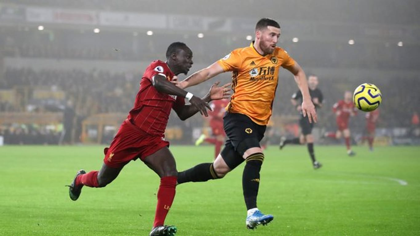 Sadio Mané (l) verletzte sich bei Liverpools Sieg gegen die Wolverhampton Wanderers.