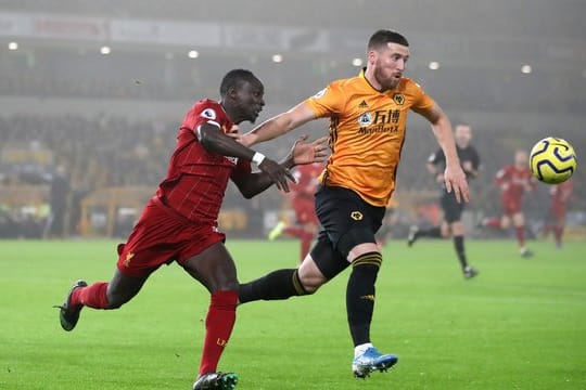 Sadio Mané (l) verletzte sich bei Liverpools Sieg gegen die Wolverhampton Wanderers.