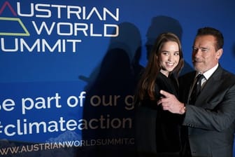 Hollywoodstar Arnold Schwarzenegger und seine Tochter Christina kommen zum Charity-Dinner in Kitzbühel.