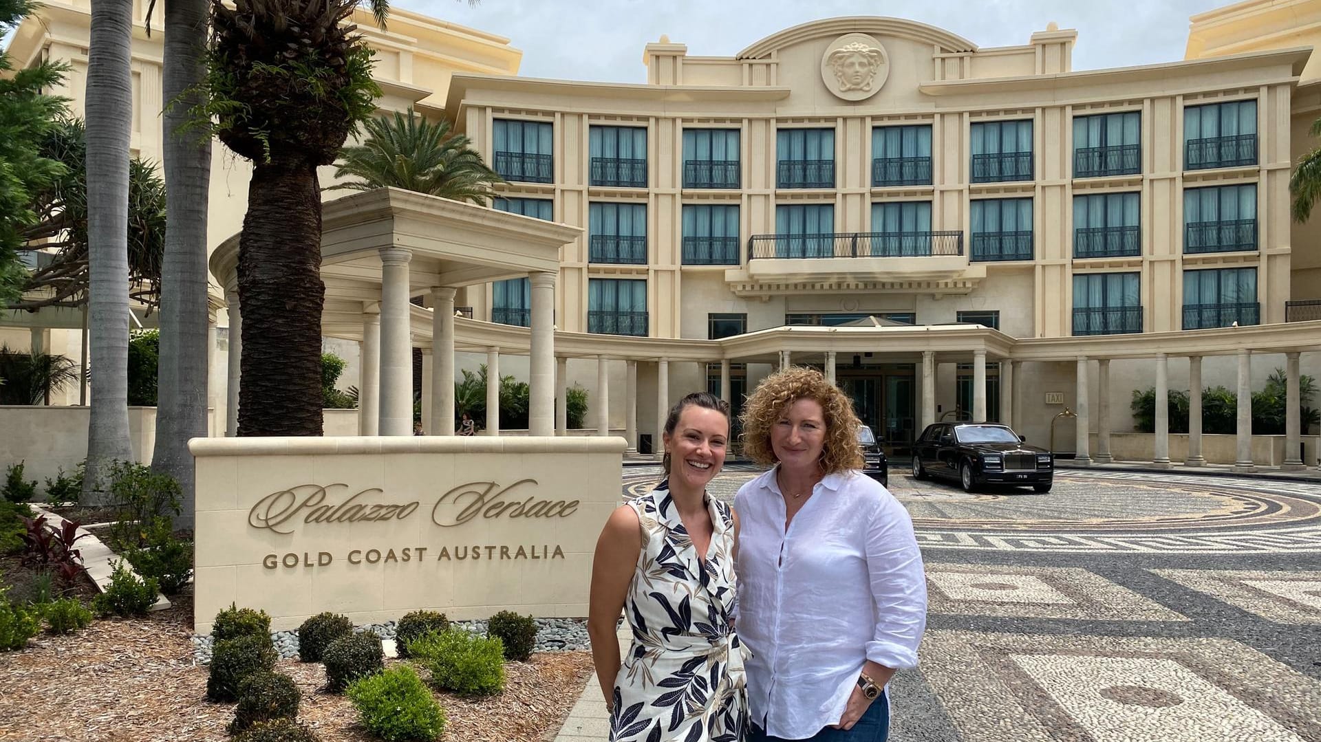 Doris Borgmeier mit t-online.de-Redakteurin Anna-Lena Janzen vor dem Hotel Palazzo Versace in Australien.