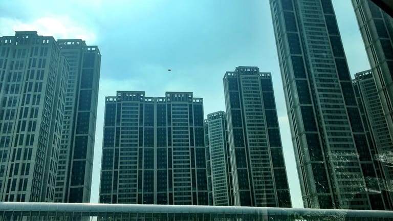 Manche Hochhäuser in Wuhan sind durch Passagen auf Stelzen verbunden.