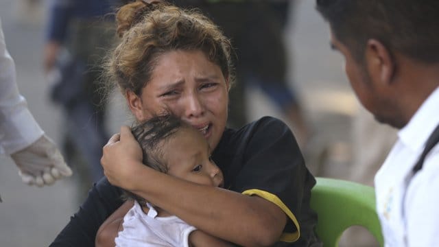 Eine von der mexikanischen Nationalgarde an der Weiterreise gehinderte Migrantin an der Grenze zwischen Guatemala und Mexiko. Eine von der mexikanischen Nationalgarde an der Weiterreise gehinderte Migrantin an der Grenze zwischen Guatemala und Mexiko.