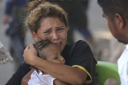 Eine von der mexikanischen Nationalgarde an der Weiterreise gehinderte Migrantin an der Grenze zwischen Guatemala und Mexiko.