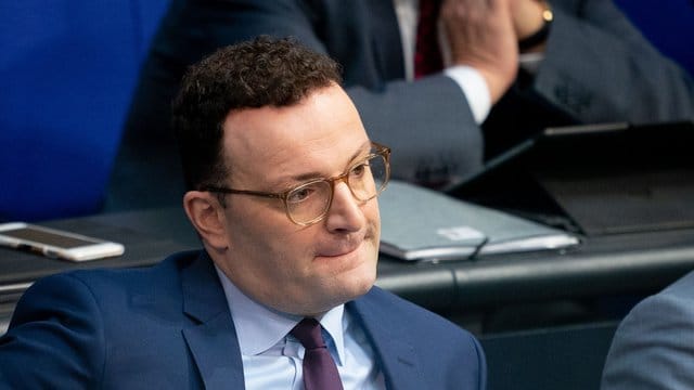 "Ich habe manchmal den Eindruck, Arbeitgeber im Gesundheitswesen planen noch so wie in den 90er Jahren - und das geht halt im Jahr 2020 nicht mehr", sagt Spahn. "Ich habe manchmal den Eindruck, Arbeitgeber im Gesundheitswesen planen noch so wie in den 90er Jahren - und das geht halt im Jahr 2020 nicht mehr", sagt Spahn.