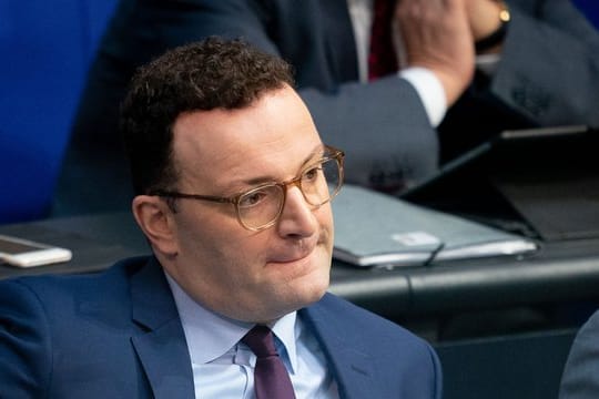 "Ich habe manchmal den Eindruck, Arbeitgeber im Gesundheitswesen planen noch so wie in den 90er Jahren - und das geht halt im Jahr 2020 nicht mehr", sagt Spahn.