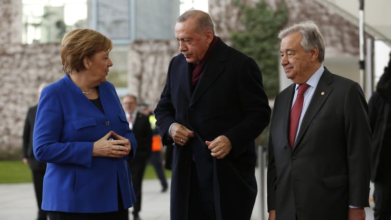 Merkel, Erdogan und Guterres beim Libyen-Gipfel in Berlin: Die Kanzlerin trifft den türkischen Präsidenten nun in Istanbul.