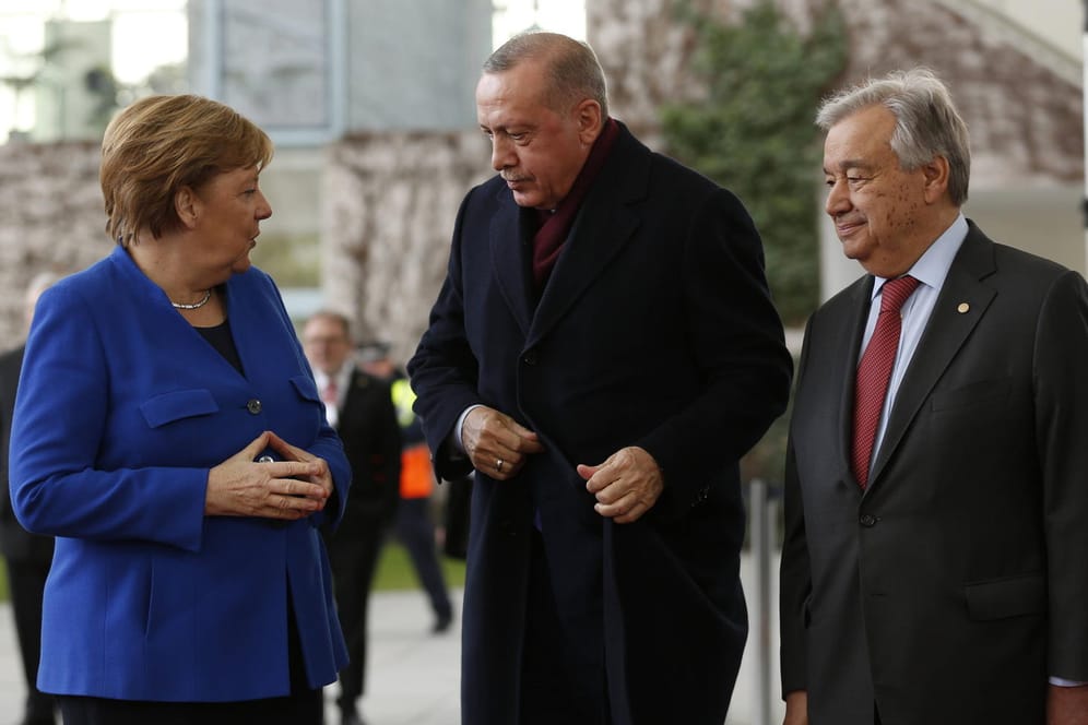 Merkel, Erdogan und Guterres beim Libyen-Gipfel in Berlin: Die Kanzlerin trifft den türkischen Präsidenten nun in Istanbul.