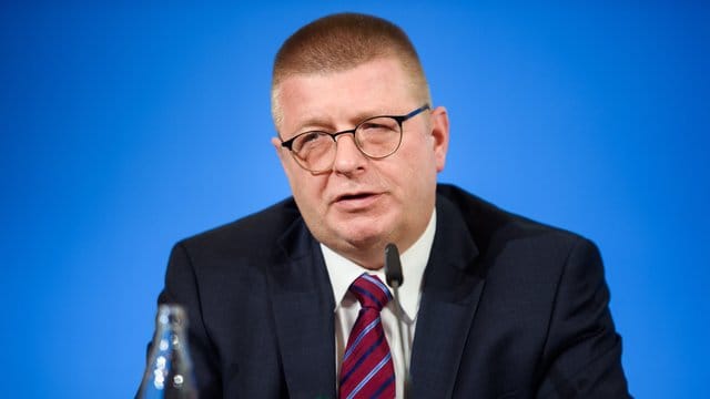 "Seit ihrer Entstehung in Deutschland beobachten wir den rechtsextremistischen Verein "Combat 18"", sagt Thomas Haldenwang. "Seit ihrer Entstehung in Deutschland beobachten wir den rechtsextremistischen Verein "Combat 18"", sagt Thomas Haldenwang.