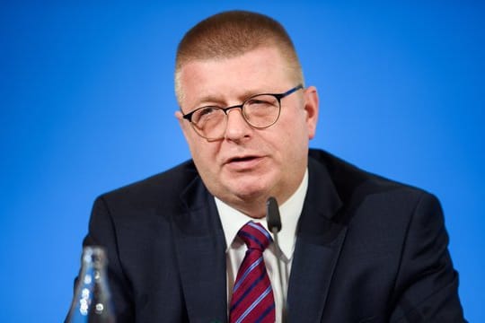 "Seit ihrer Entstehung in Deutschland beobachten wir den rechtsextremistischen Verein "Combat 18"", sagt Thomas Haldenwang.