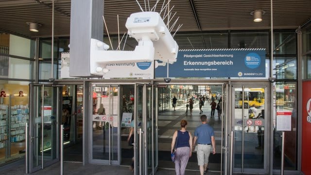 Bodenaufkleber weisen 2017 am Bahnhof Südkreuz während einer Testphase auf Erkennungsbereiche zur Gesichtserkennung hin. Bodenaufkleber weisen 2017 am Bahnhof Südkreuz während einer Testphase auf Erkennungsbereiche zur Gesichtserkennung hin.