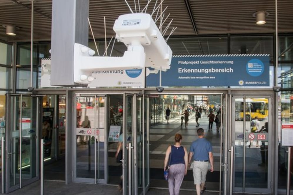 Bodenaufkleber weisen 2017 am Bahnhof Südkreuz während einer Testphase auf Erkennungsbereiche zur Gesichtserkennung hin.