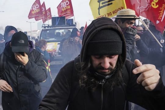 Im Tränengasnebel: Demonstranten während eines Protestes gegen die geplanten Rentenreformen in Frankreich.