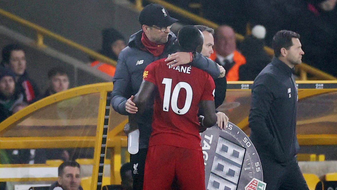 Ausgewechselt: Liverpools Sadio Mané wird von Trainer Jürgen Klopp getröstet.