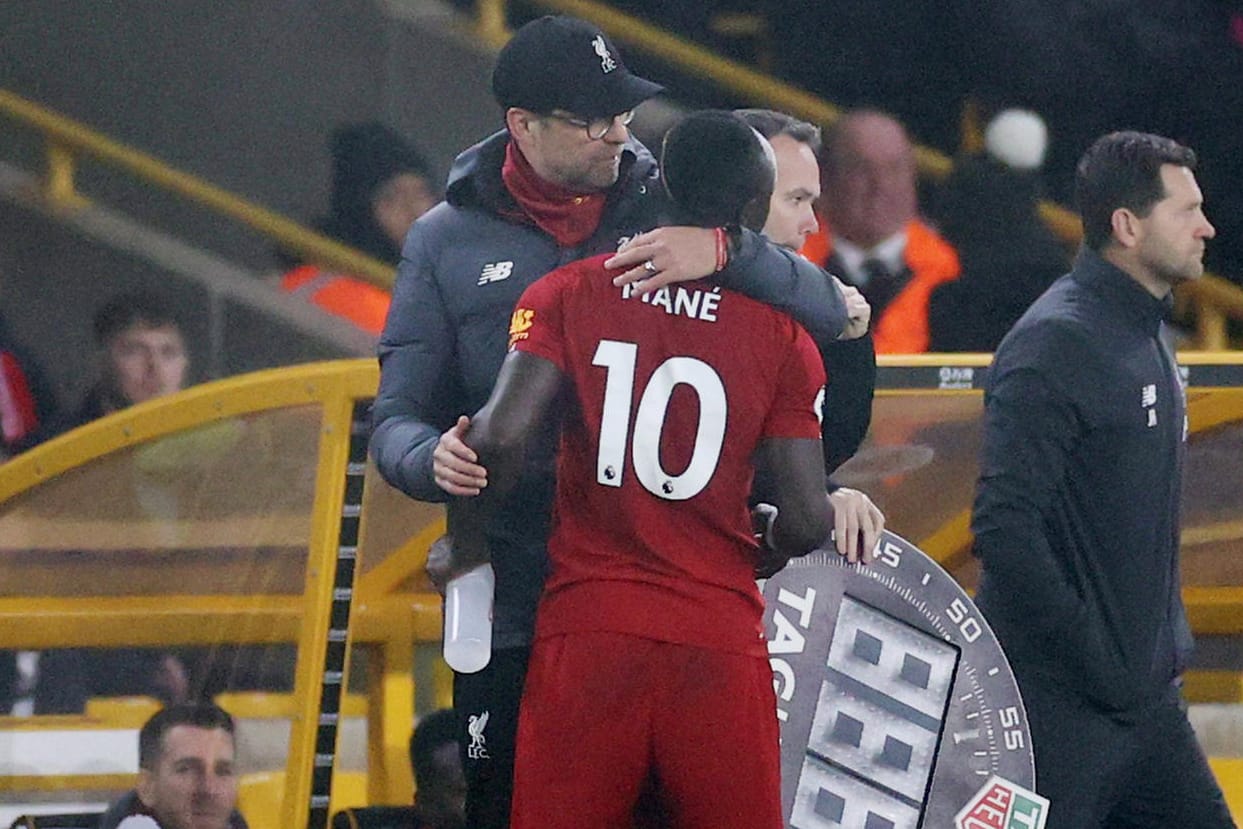 Ausgewechselt: Liverpools Sadio Mané wird von Trainer Jürgen Klopp getröstet.