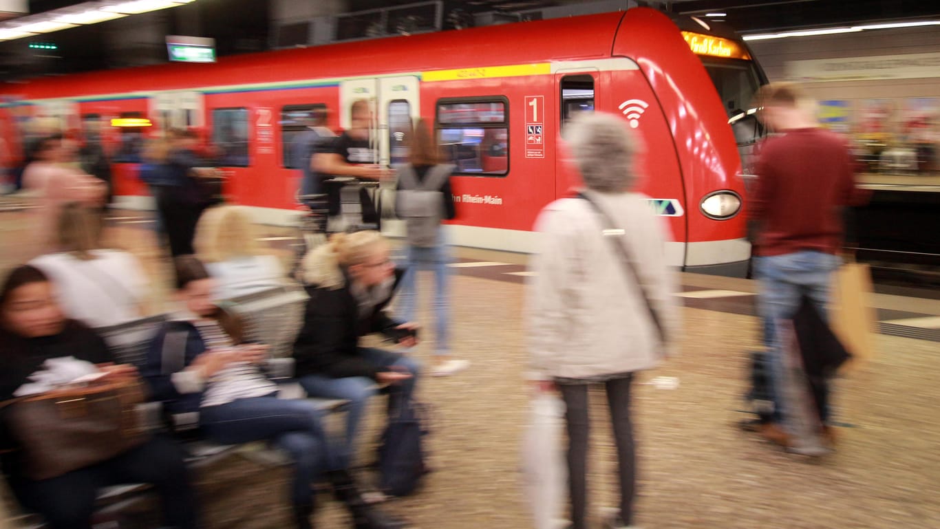 Ein Zug an der Haltestelle Konstablerwache: Hunderte Fahrgäste saßen am Donnerstag über Stunden in Frankfurt fest.