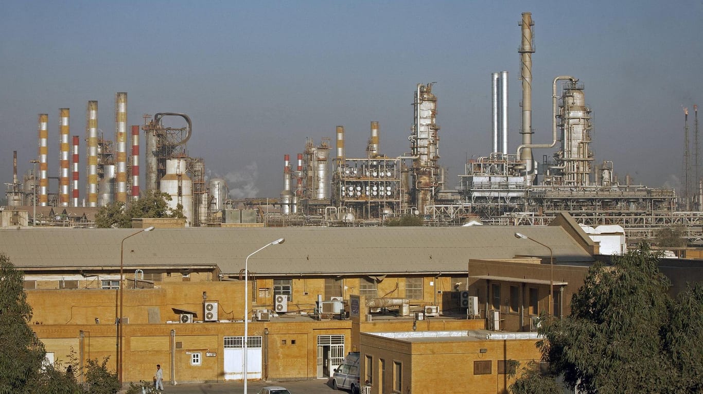 Eine Öl-Raffinerie im Iran: Der Ölsektor ist der wichtigste Wirtschaftszweig für die Islamische Republik. (Archivbild)