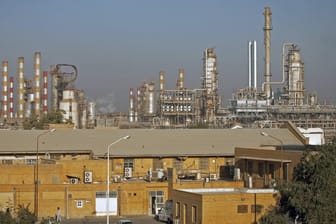 Eine Öl-Raffinerie im Iran: Der Ölsektor ist der wichtigste Wirtschaftszweig für die Islamische Republik. (Archivbild)