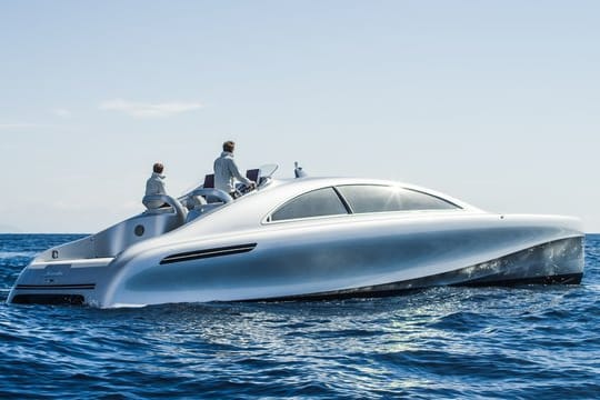 Mercedes-Silberpfeil auf dem Wasser: Die Luxus-Motoryacht Arrow460 Granturismo.