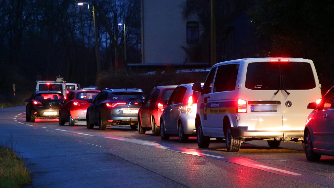 Berufsverkehr am Abend: Zahl der Autos in Kiel stieg stärker als die Zahl der Einwohner.