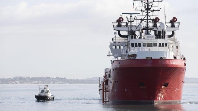 Das Rettungsschiff "Ocean Viking" im Oktober vor der italienischen Küste. Das Rettungsschiff "Ocean Viking" im Oktober vor der italienischen Küste.