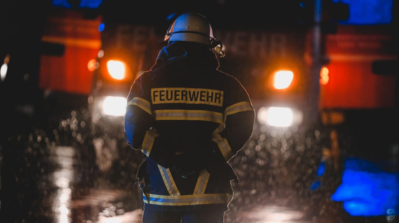 Ein Feuerwehrmann vor einem Rettungsfahrzeug: Rettungskräfte brachten den Mann in eine Spezialklinik. (Symbolbild)