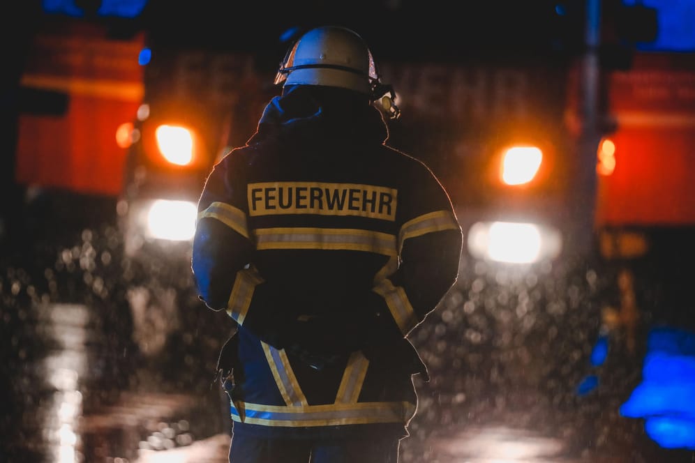 Ein Feuerwehrmann vor einem Rettungsfahrzeug: Rettungskräfte brachten den Mann in eine Spezialklinik. (Symbolbild)