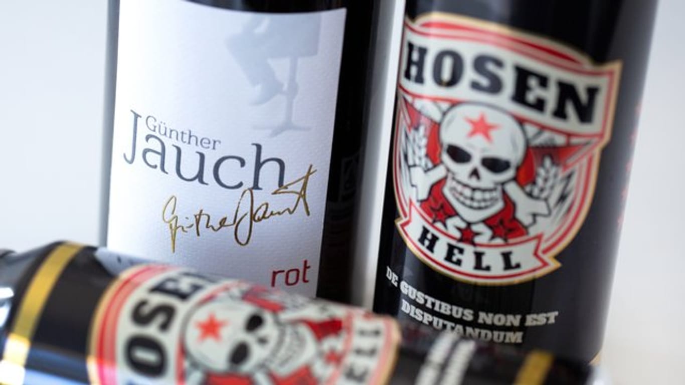 Wein von Günter Jauch oder Bier von den Toten Hosen - Promis platzieren ihre eigenen Produkte bei den Discountern.