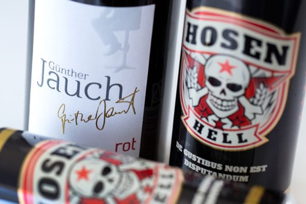 Wein von Günter Jauch oder Bier von den Toten Hosen - Promis platzieren ihre eigenen Produkte bei den Discountern.
