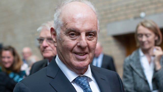 Der Dirigent Daniel Barenboim hat sich trotz der deutschen Verbrechen im Nationalsozialismus ganz bewusst für ein Leben in Deutschland entschieden. Der Dirigent Daniel Barenboim hat sich trotz der deutschen Verbrechen im Nationalsozialismus ganz bewusst für ein Leben in Deutschland entschieden.