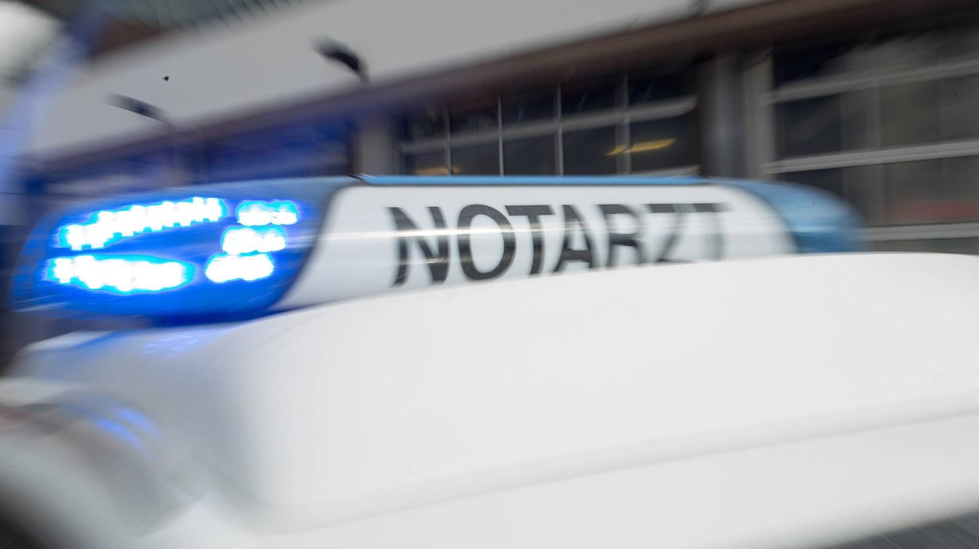 Einsatzfahrzeug eines Notarztes: Noch ist unklar, wie es zu dem Unglück kommen konnte. (Symbolbild) Einsatzfahrzeug eines Notarztes: Noch ist unklar, wie es zu dem Unglück kommen konnte. (Symbolbild)