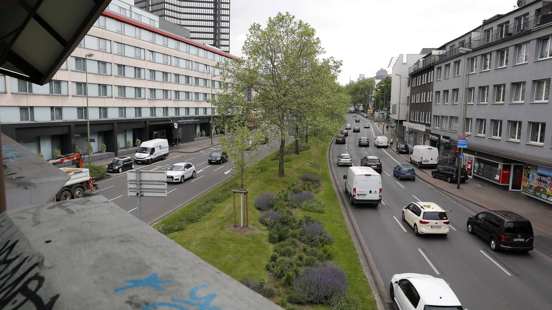 Blick auf die Schützenbahn in Essen: Eine Spur soll als Umweltspur abgetrennt werden. Blick auf die Schützenbahn in Essen: Eine Spur soll als Umweltspur abgetrennt werden.