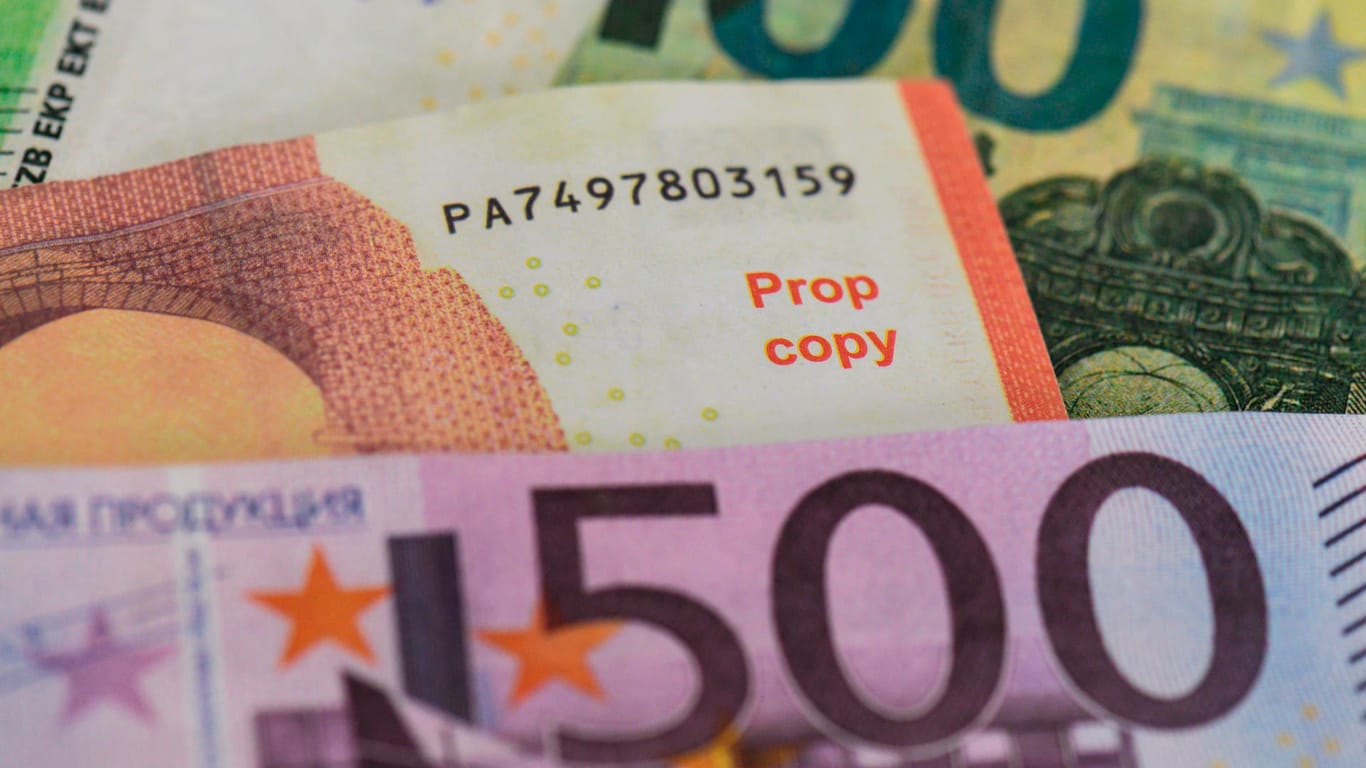 Gefälschte Euro-Banknoten: Bei einem Teil der vermehrt sichergestellten Scheine handelt es sich um legal verkäufliche "Movie Money" – verkleinerte Replikate von echten Noten, die in Filmproduktionen eingesetzt werden können.