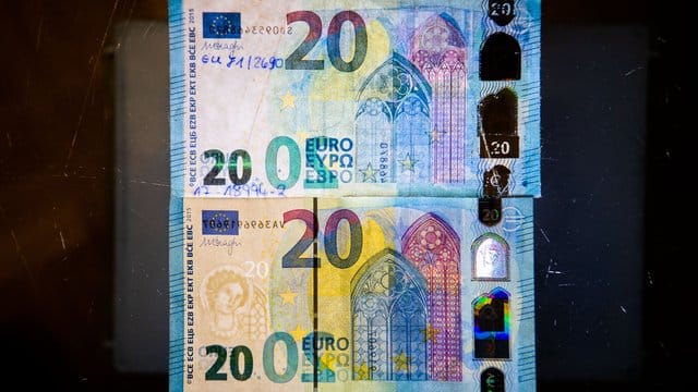 Fälschung und Original: Um einen echten Geldschein (unten) von einer nachgemachten Banknote (oben) unterscheiden zu können, sollten Bankkunden auf die Sicherheitsmerkmale achten.