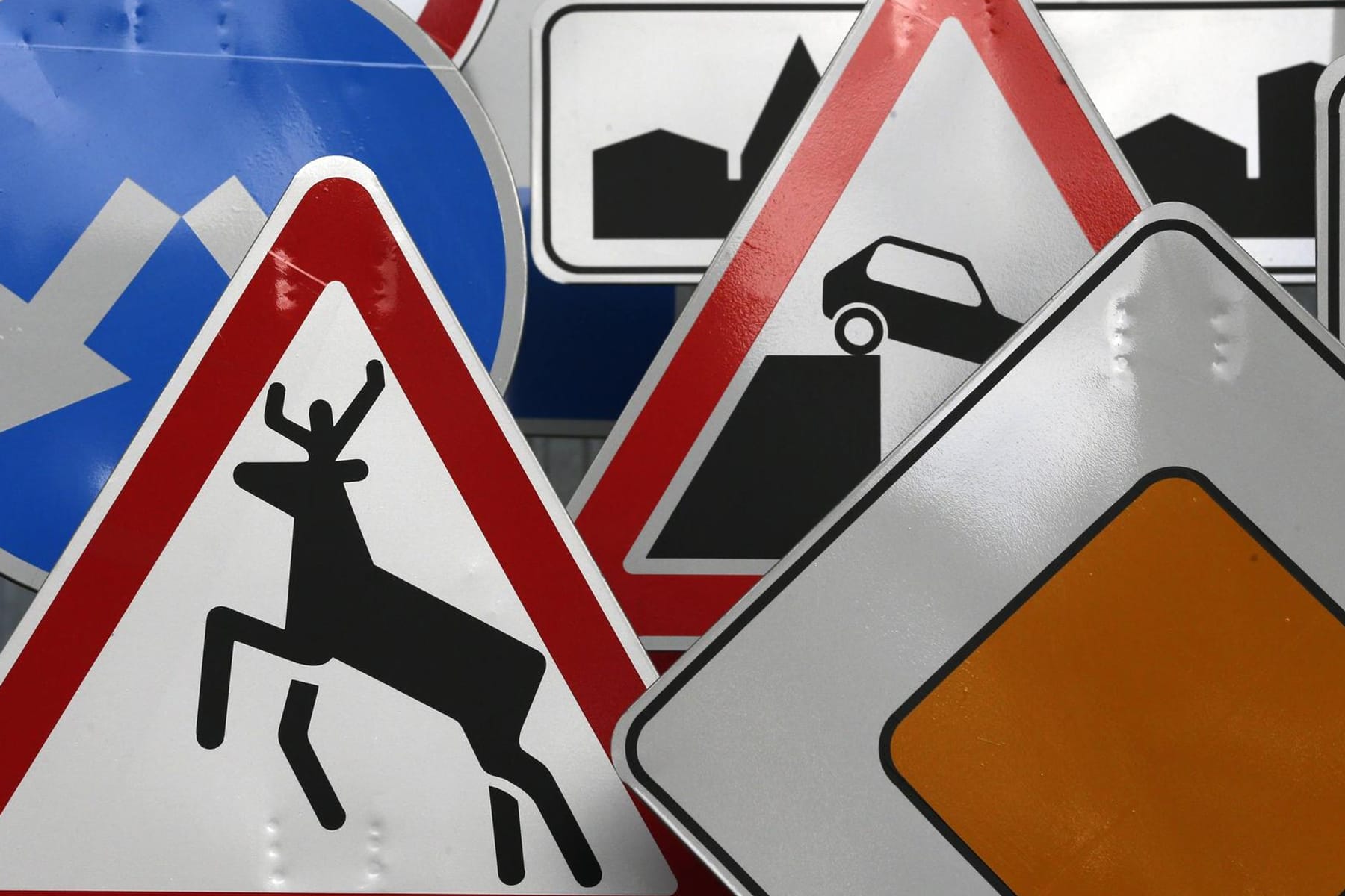 Umleitung A 1 in Reinfeld: Punkte auf Verkehrsschildern zeigen