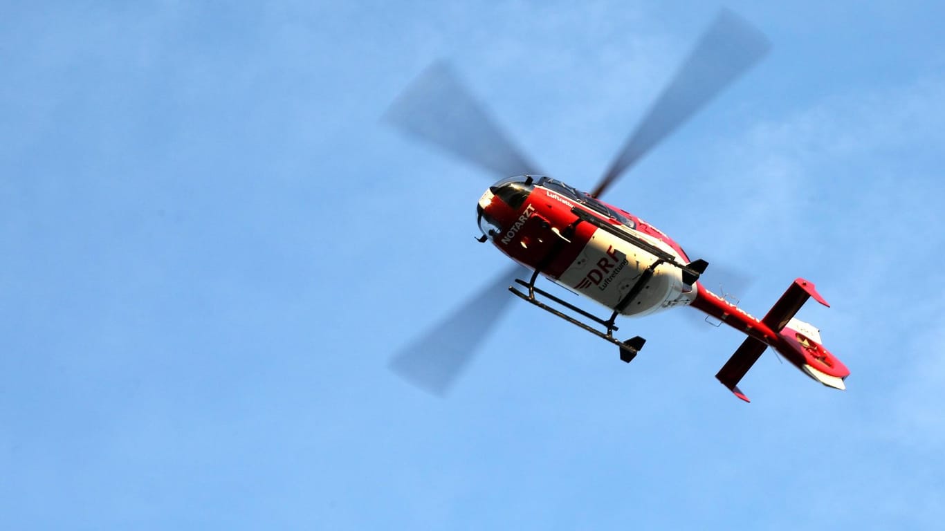Rettungshubschrauber am Himmel: Die Luftrettung brachte den Verletzten in eine Klinik. (Symbolbild)