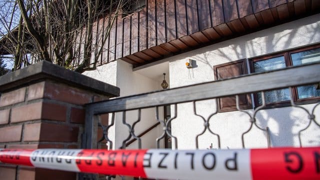 Polizei-Absperrband vor dem Wohnhaus der Familie in Starnberg.