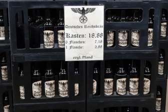 Bierkästen: In der Getränkequelle in Bad Bibra wurde "Deutsches Reichsbräu" zum Verkauf angeboten.